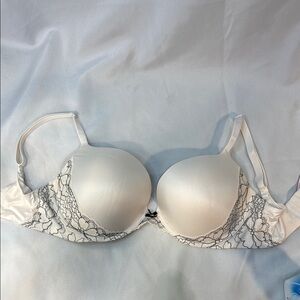 VS Body by Victoria Push-Up White Lace Underwire Bra, Size 34 DDD, Preowned